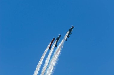Torre Del Mar, İspanya - 29 Temmuz 2018 uçakları uçan plaj bir sahil kasabasında, Andalusia içinde airshow akrobasi üzerinden