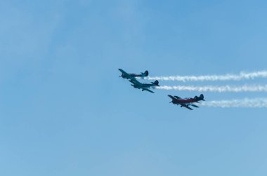 Torre Del Mar, İspanya - 29 Temmuz 2018 uçakları uçan plaj bir sahil kasabasında, Andalusia içinde airshow akrobasi üzerinden