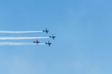 Torre Del Mar, İspanya - 29 Temmuz 2018 uçakları uçan plaj bir sahil kasabasında, Andalusia içinde airshow akrobasi üzerinden