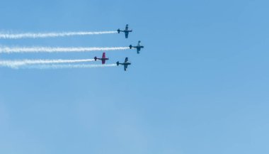 Torre Del Mar, İspanya - 29 Temmuz 2018 uçakları uçan plaj bir sahil kasabasında, Andalusia içinde airshow akrobasi üzerinden