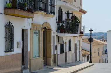 Velez Malaga, İspanya - 24 Ağustos 2018 siesta bir İspanyol şehir, Güney İspanya'nın karakteristik mimari sırasında sokakları boşaltın