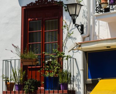 Velez Malaga, İspanya - 24 Ağustos 2018 siesta bir İspanyol şehir, Güney İspanya'nın karakteristik mimari sırasında sokakları boşaltın