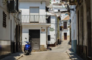 Velez Malaga, İspanya - 24 Ağustos 2018 siesta bir İspanyol şehir, Güney İspanya'nın karakteristik mimari sırasında sokakları boşaltın