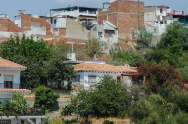 Velez Malaga, İspanya-24 Ağustos 2018 çatılar ve İspanyol şehri binalarda, Güney İspanya'nın karakteristik mimari cephe