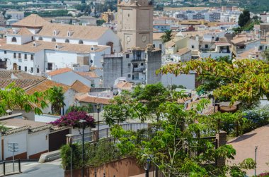 Velez Malaga, İspanya-24 Ağustos 2018 çatılar ve İspanyol şehri binalarda, Güney İspanya'nın karakteristik mimari cephe