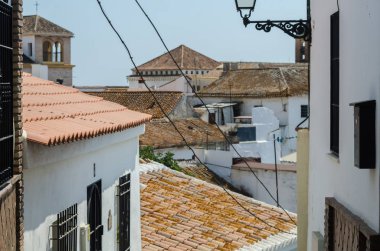 Velez Malaga, İspanya-24 Ağustos 2018 çatılar ve İspanyol şehri binalarda, Güney İspanya'nın karakteristik mimari cephe