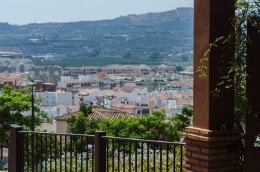 Velez Malaga, İspanya - 24 Ağustos 2018 bitkiler ve ağaçlar bir İspanyol city park, Güney İspanya'nın karakteristik mimarisi