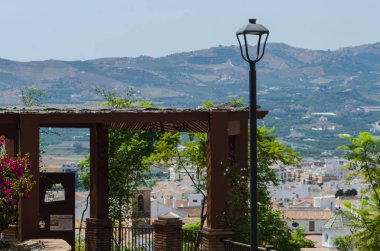 Velez Malaga, İspanya - 24 Ağustos 2018 bitkiler ve ağaçlar bir İspanyol city park, Güney İspanya'nın karakteristik mimarisi