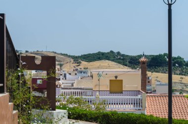 Velez Malaga, İspanya - 24 Ağustos 2018 bitkiler ve ağaçlar bir İspanyol city park, Güney İspanya'nın karakteristik mimarisi