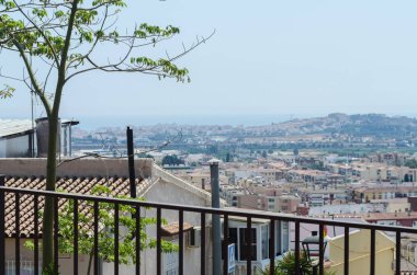 Velez Malaga, İspanya - 24 Ağustos 2018 bitkiler ve ağaçlar bir İspanyol city park, Güney İspanya'nın karakteristik mimarisi