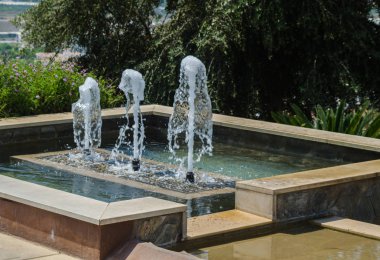 Velez Malaga, İspanya - 24 Ağustos 2018 bitkiler ve ağaçlar bir İspanyol city park, Güney İspanya'nın karakteristik mimarisi