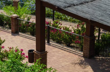 Velez Malaga, İspanya - 24 Ağustos 2018 bitkiler ve ağaçlar bir İspanyol city park, Güney İspanya'nın karakteristik mimarisi