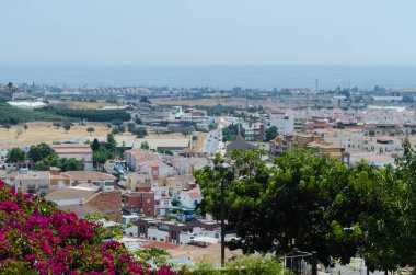 Velez Malaga, İspanya - 24 Ağustos 2018 bitkiler ve ağaçlar bir İspanyol city park, Güney İspanya'nın karakteristik mimarisi