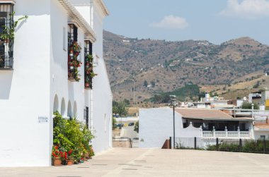 Velez Malaga, İspanya - 24 Ağustos 2018 bitkiler ve ağaçlar bir İspanyol city park, Güney İspanya'nın karakteristik mimarisi