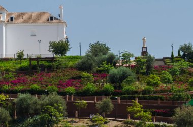 Velez Malaga, İspanya - 24 Ağustos 2018 bitkiler ve ağaçlar bir İspanyol city park, Güney İspanya'nın karakteristik mimarisi