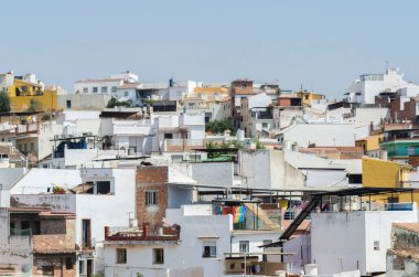 Velez Malaga, İspanya-24 Ağustos 2018 çatılar ve İspanyol şehri binalarda, Güney İspanya'nın karakteristik mimari cephe