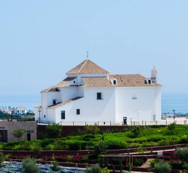 Velez Malaga, İspanya - 24 Ağustos 2018 bitkiler ve ağaçlar bir İspanyol city park, Güney İspanya'nın karakteristik mimarisi