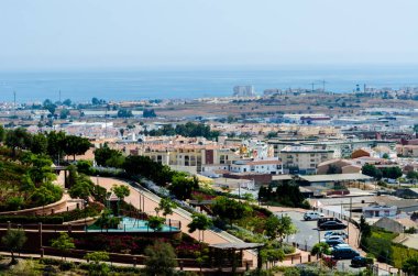 Velez Malaga, İspanya - 24 Ağustos 2018 bitkiler ve ağaçlar bir İspanyol city park, Güney İspanya'nın karakteristik mimarisi