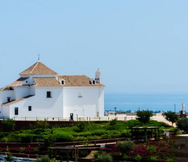 Velez Malaga, İspanya - 24 Ağustos 2018 bitkiler ve ağaçlar bir İspanyol city park, Güney İspanya'nın karakteristik mimarisi