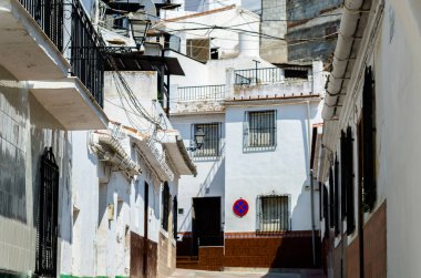 Velez Malaga, İspanya - 24 Ağustos 2018 siesta bir İspanyol şehir, Güney İspanya'nın karakteristik mimari sırasında sokakları boşaltın