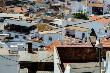 Velez Malaga, İspanya-24 Ağustos 2018 çatılar ve İspanyol şehri binalarda, Güney İspanya'nın karakteristik mimari cephe