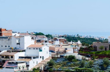 Velez Malaga, İspanya-24 Ağustos 2018 çatılar ve İspanyol şehri binalarda, Güney İspanya'nın karakteristik mimari cephe