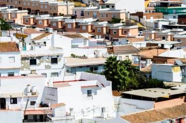 Velez Malaga, İspanya-24 Ağustos 2018 çatılar ve İspanyol şehri binalarda, Güney İspanya'nın karakteristik mimari cephe