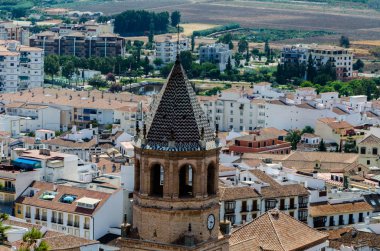 Velez Malaga, İspanya-24 Ağustos 2018 çatılar ve İspanyol şehri binalarda, Güney İspanya'nın karakteristik mimari cephe
