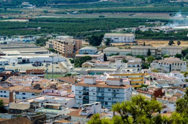 Velez Malaga, İspanya-24 Ağustos 2018 çatılar ve İspanyol şehri binalarda, Güney İspanya'nın karakteristik mimari cephe