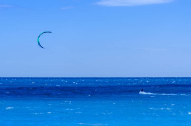 Malaga, İspanya - 25 Mayıs 2018 aktif spor pratik insanlar, güç uçurtma rüzgarlı bir koyda kullanarak sürme dalga