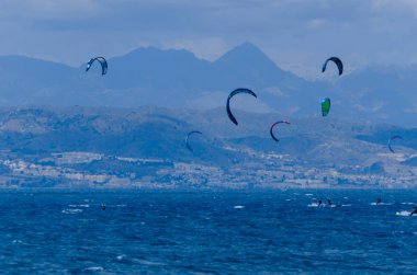 Malaga, İspanya - 25 Mayıs 2018 aktif spor pratik insanlar, güç uçurtma rüzgarlı bir koyda kullanarak sürme dalga