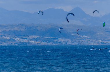 Malaga, İspanya - 25 Mayıs 2018 aktif spor pratik insanlar, güç uçurtma rüzgarlı bir koyda kullanarak sürme dalga