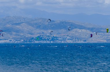 Malaga, İspanya - 25 Mayıs 2018 aktif spor pratik insanlar, güç uçurtma rüzgarlı bir koyda kullanarak sürme dalga