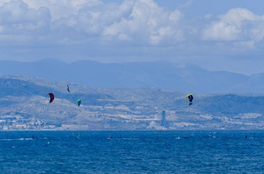 Malaga, İspanya - 25 Mayıs 2018 aktif spor pratik insanlar, güç uçurtma rüzgarlı bir koyda kullanarak sürme dalga