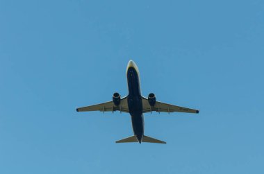 Malaga, İspanya - 25 Mayıs 2018 A yolcu uçağı kadar yükselen Malaga Havalimanından, Havacılık ve uzay sanayi