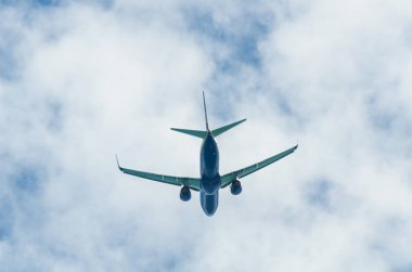 Malaga, İspanya - 25 Mayıs 2018 A yolcu uçağı kadar yükselen Malaga Havalimanından, Havacılık ve uzay sanayi