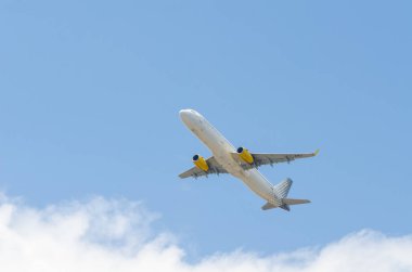 Malaga, İspanya - 25 Mayıs 2018 A yolcu uçağı kadar yükselen Malaga Havalimanından, Havacılık ve uzay sanayi