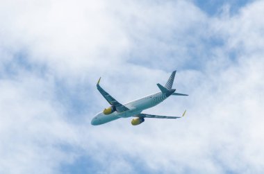 Malaga, İspanya - 25 Mayıs 2018 A yolcu uçağı kadar yükselen Malaga Havalimanından, Havacılık ve uzay sanayi