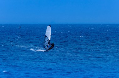 Malaga, İspanya - 25 Mayıs 2018 aşırı spor, aktif dinlenme pratik bir yelken ile bir gemide Windurfer