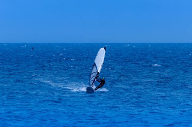 Malaga, İspanya - 25 Mayıs 2018 aşırı spor, aktif dinlenme pratik bir yelken ile bir gemide Windurfer