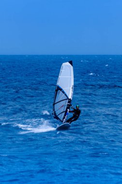 Malaga, İspanya - 25 Mayıs 2018 aşırı spor, aktif dinlenme pratik bir yelken ile bir gemide Windurfer