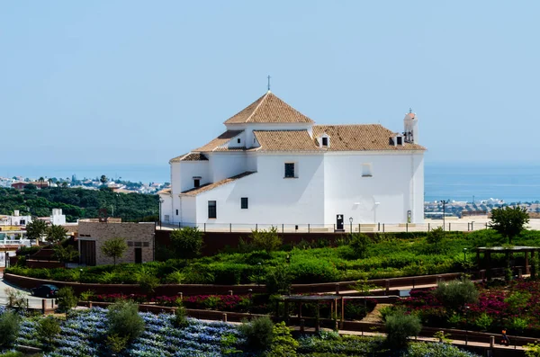 Velez Malaga, İspanya - 24 Ağustos 2018 bitkiler ve ağaçlar bir İspanyol city park, Güney İspanya'nın karakteristik mimarisi