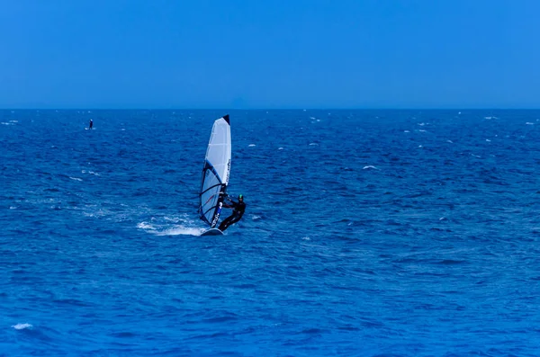 Malaga, İspanya - 25 Mayıs 2018 aşırı spor, aktif dinlenme pratik bir yelken ile bir gemide Windurfer