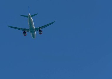 Malaga, İspanya - 25 Mayıs 2018 A yolcu uçağı kadar yükselen Malaga Havalimanından, Havacılık ve uzay sanayi