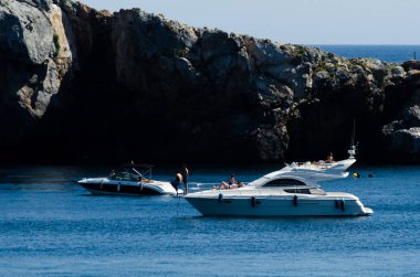 La Herradura, İspanya - 26 Mayıs 2018 A güzel bay lüks yatların ve motorlu tekneler içinde turistik sahil kasaba, La Herradura kişilerle