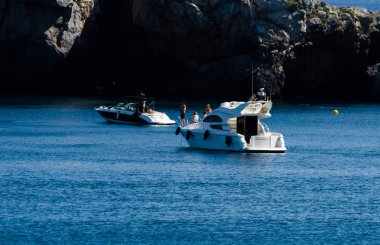 La Herradura, İspanya - 26 Mayıs 2018 A güzel bay lüks yatların ve motorlu tekneler içinde turistik sahil kasaba, La Herradura kişilerle