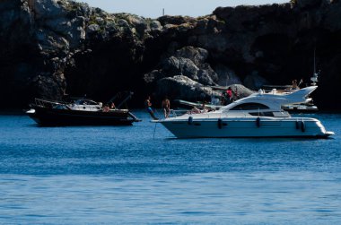 La Herradura, İspanya - 26 Mayıs 2018 A güzel bay lüks yatların ve motorlu tekneler içinde turistik sahil kasaba, La Herradura kişilerle