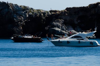La Herradura, İspanya - 26 Mayıs 2018 A güzel bay lüks yatların ve motorlu tekneler içinde turistik sahil kasaba, La Herradura kişilerle