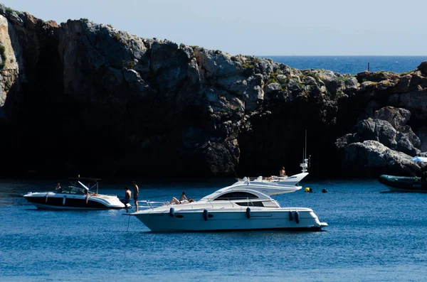 La Herradura, İspanya - 26 Mayıs 2018 A güzel bay lüks yatların ve motorlu tekneler içinde turistik sahil kasaba, La Herradura kişilerle