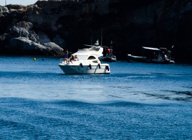 La Herradura, İspanya - 26 Mayıs 2018 A güzel bay lüks yatların ve motorlu tekneler içinde turistik sahil kasaba, La Herradura kişilerle